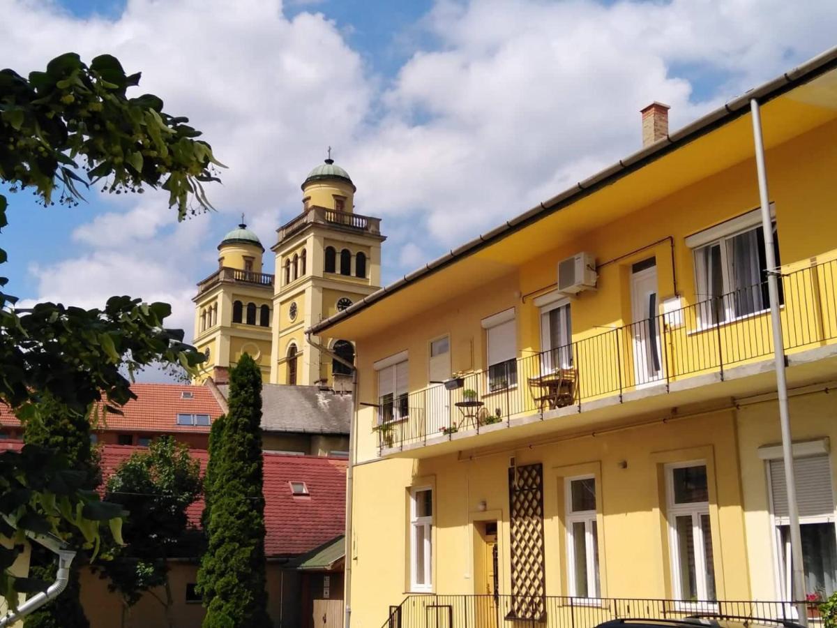 Zora Apartman Eger Exteriör bild